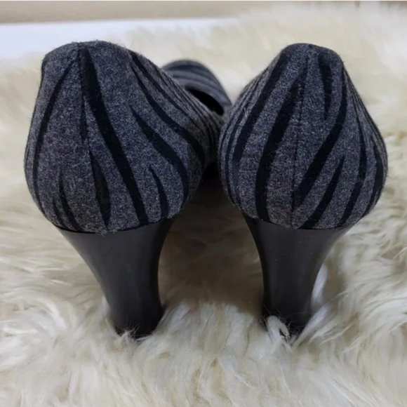Liz Claiborne Johnnie Gray Zebra Pump Heels - Picture 10 of 12